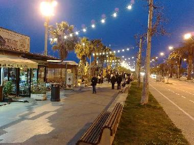 Lungomare Barcellona, lo si percorre a piedi per raggiungere il centro