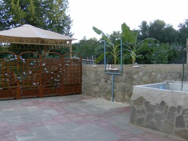 docce all'aperto e vasca per lavare