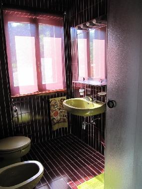 bagno della camera con letti gemelli