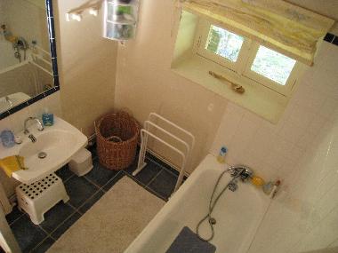 bathroom n1 groundfloor (with shower utility / glass protection (not on photo))