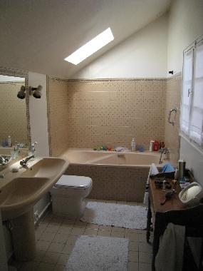 bathroom linked to main bedroom, 1rst floor