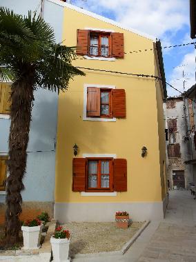 Holiday House in FaZANA (Istarska) or holiday homes and vacation rentals