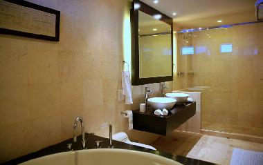 Mater Bedroom Bathroom