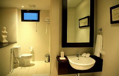 Blue Room ensuite bathroom with private shower (ditto Red Room)