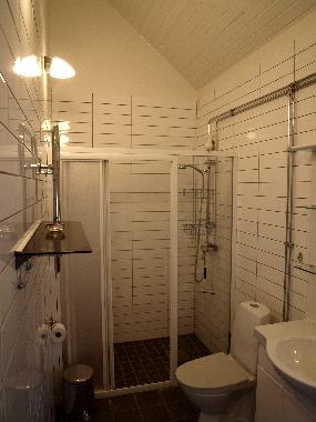 Bathroom 2 with washing machine and dryer