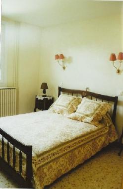 One of the 2 single bedrooms