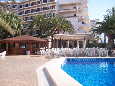 Poolbar - Hotel Cap Negret. Reasonable prices, Barbecue from 1pm