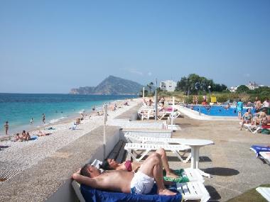 Buisy pool area Hotel Cap Negret.
