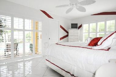 ensuite guest bedroom with king-size bed