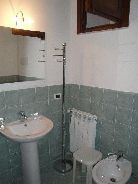 Comfortable bathroom (bidet, shower, toilet).