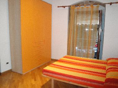 Bedroom with twin beds (which can be pushed together to form a double bed).