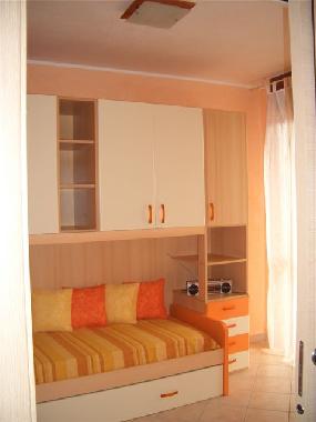 bedroom with 2 single beds