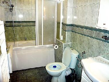 en suite master bath with spa panel