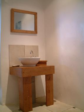 Pedestal wash basin in bathroom