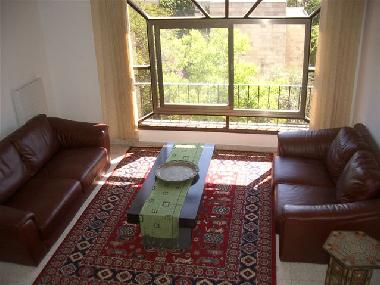 Living room with a panarmic window view to Temple Mount