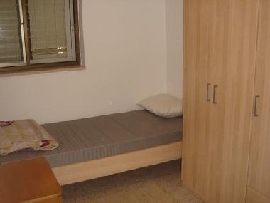 view of twin bed plus closet in twinbedroom