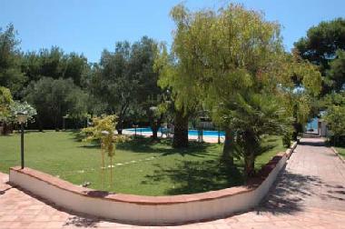 Situation of the pool and view direct private access to the sea