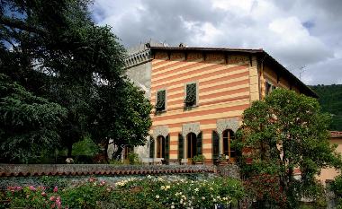 The facade on the garden