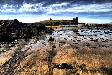 Sk�garnes beach. Ruins of the old store 