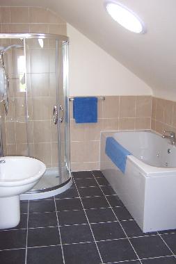 Maggies Mews at Greetham Retreat - Ensuite bathroom to Master bedroom with whirlpool bath and sepera