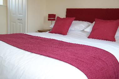 Roses Rest at Greetham Retreat - View of kingsize double bed in bedroom
