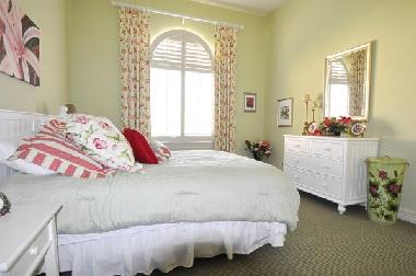 guest bedroom with queen size bed