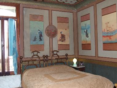 bizarre double bedroom with "Japanese" fresco paintings