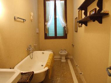 jellow bathroom at second floor
