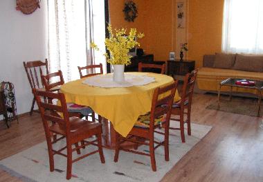 Dining table/living room