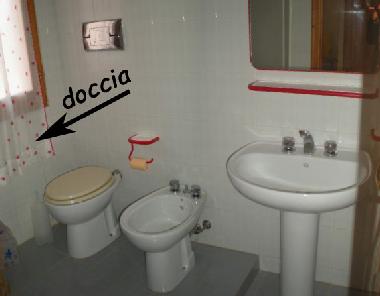 The bathroom,the shower (doccia) is in the corner