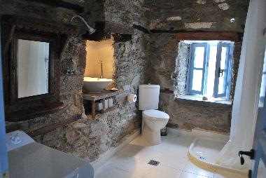 Main bathroom with shower in upper floor