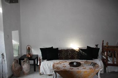 Entrance hall with sitting group and amphora