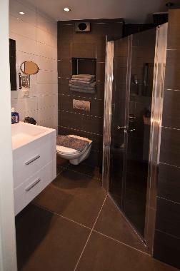 bath room with rain shower