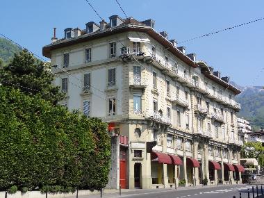 The view of the building. My apartment is on the 4th floor with the continuous balconies.