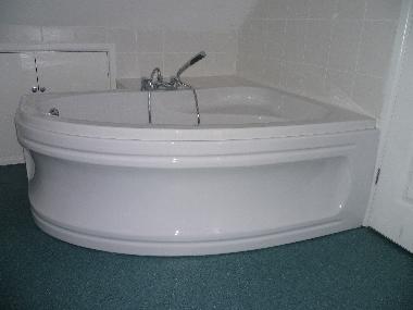 Corner bath