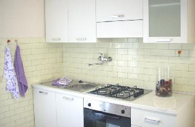Very bright kitchen with an exit to the garden.