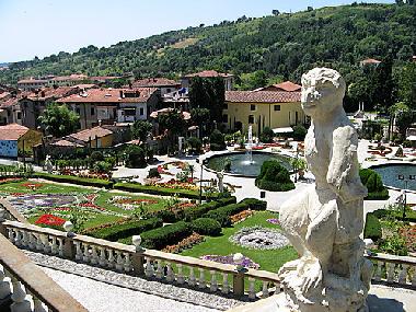 Garden Garzoni - 10 minutes from villa.