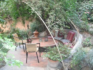 GARDEN SITTING AREA 1