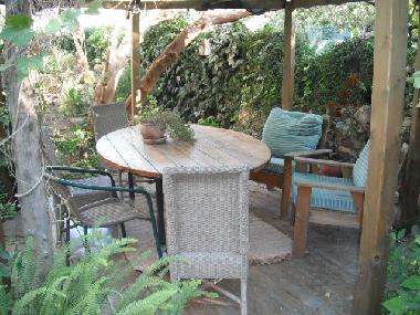 GARDEN SITTING AREA 2