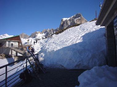 Fuente D� cable car sation above