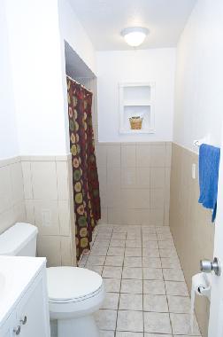 2 bath roooms with shower/tub