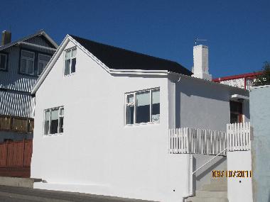 The house at Egilsgata 8 at front