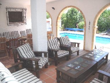 patio with tables for dinner and loungebanks