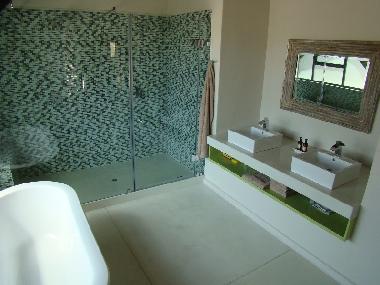 BushGlam huge main ensuite with two rainshowers, freestanding bath,two washbasins and toilet