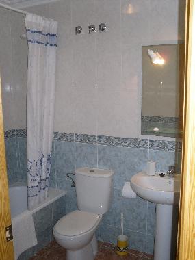 Fully equipped bathroom.