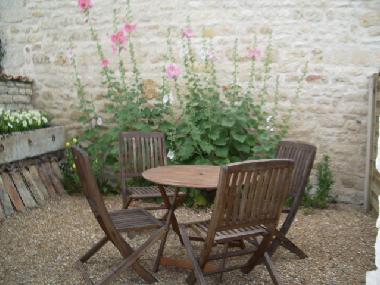 Private outside eating area for the Pressoir
