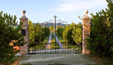 Automated gates, ensure guests complete security and total privacy. 