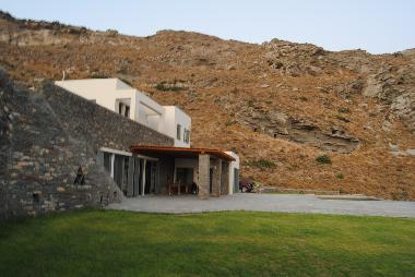 View of the surrounding rock formations 