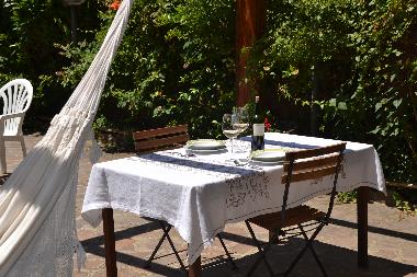 Why not have lunch or dinner in the garden? Accommodation in villa of Southern italy
