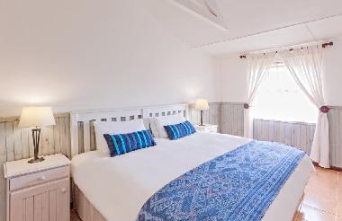 Restful main bedrooms w King beds